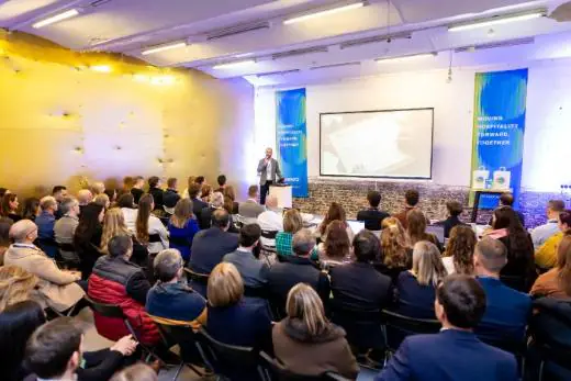 Una sala llena de invitados en el evento 4WARD de SabeeApp en Budapest