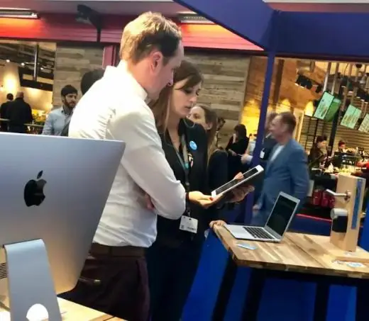 Compañeros de SabeeApp demostrando el software en el stand de la exposición de Ámsterdam