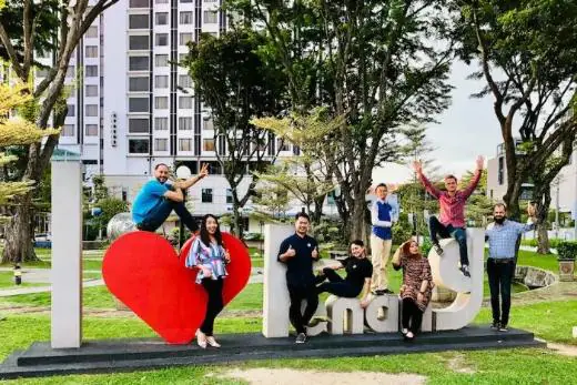 El equipo de SabeeApp Asia en el cartel de I Love Penang en Malasia