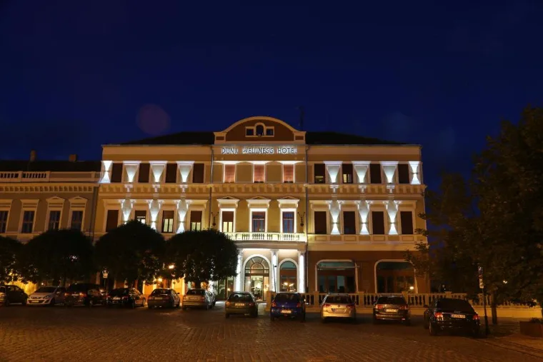 Duna Wellness Hotel facade at night
