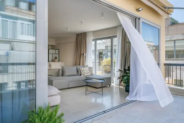 Heller Innenbereich eines Serviced Apartments in Athen