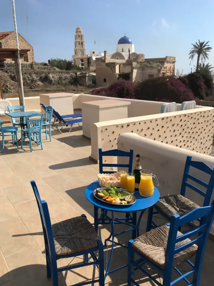 Desayuno servido en una terraza soleada de hotel
