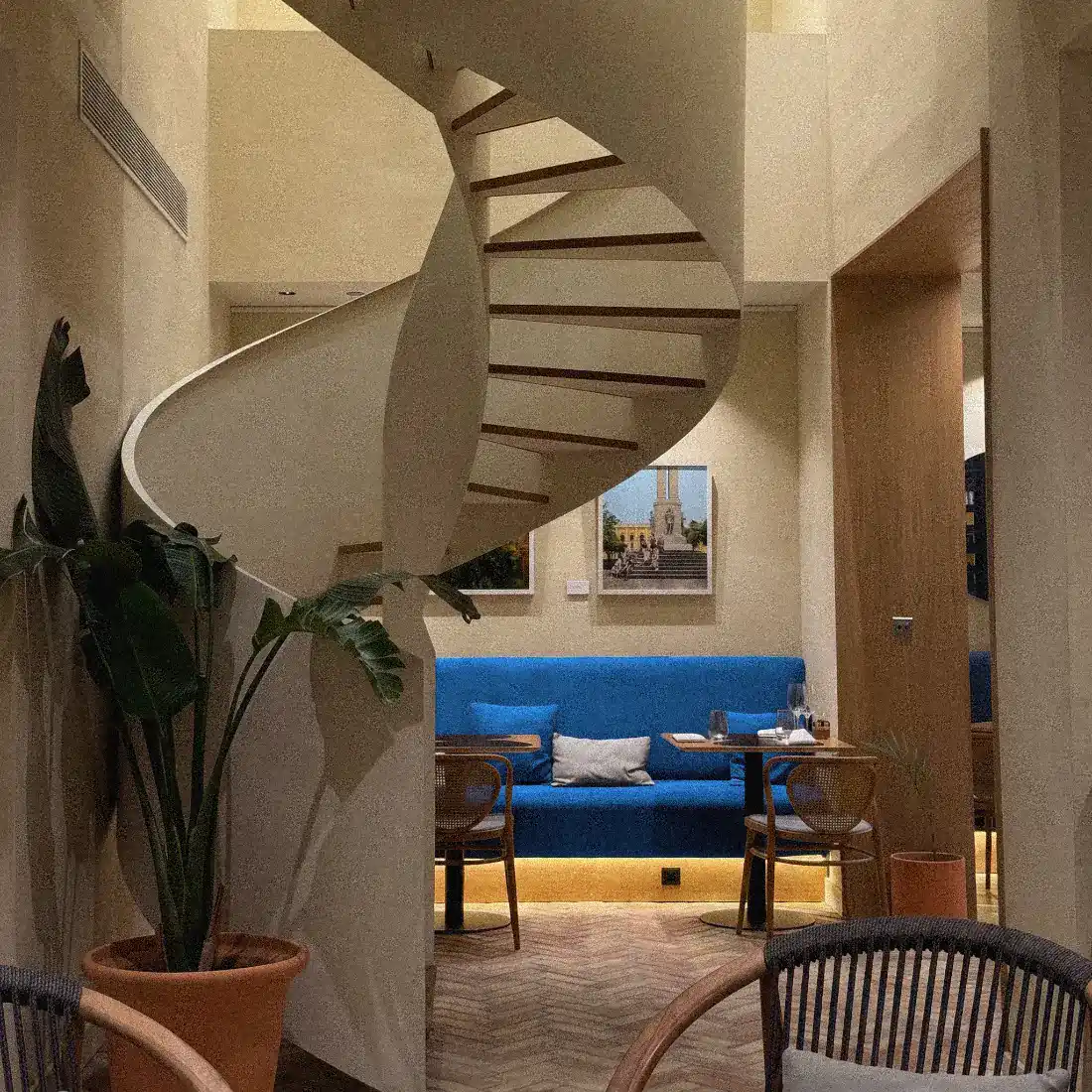 Lobby de hotel con escalera de caracol