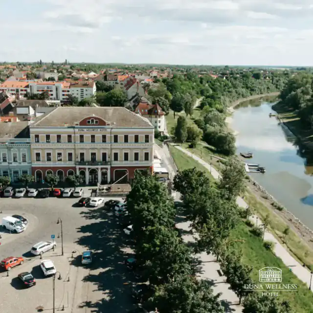 Hotel Duna Wellness beside the river