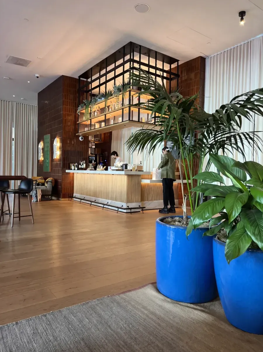Check-in επισκεπτών στο μπαρ του lobby ξενοδοχείου