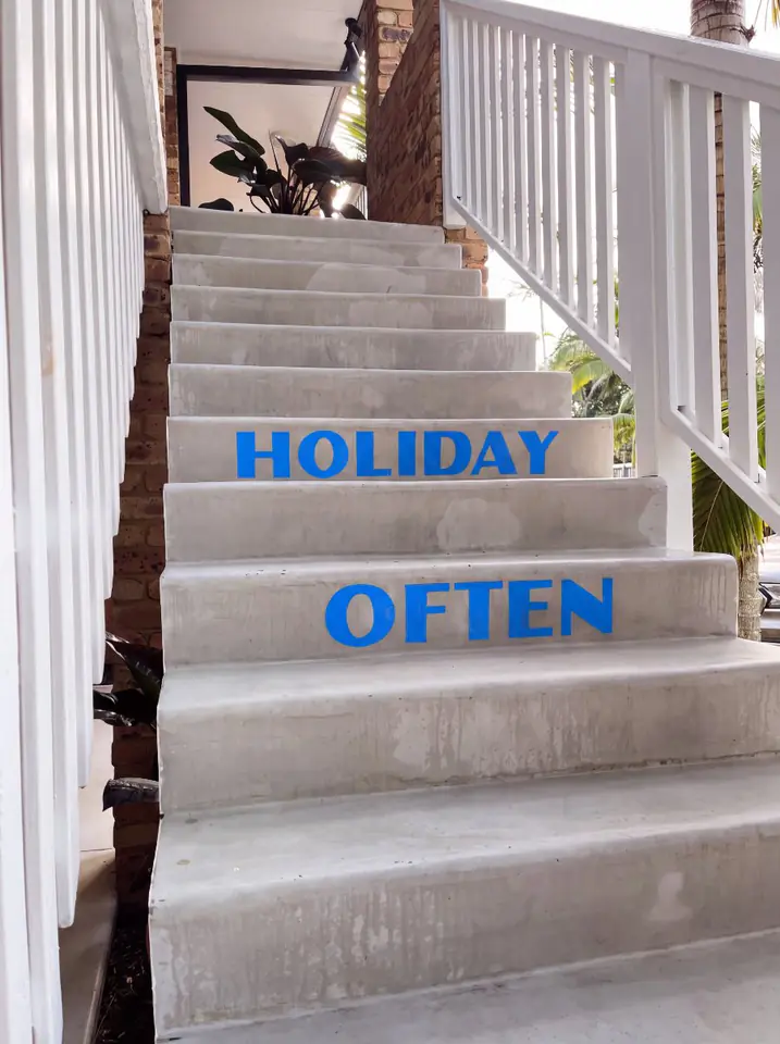 บันไดทางเข้าโฮสเทลพร้อมตัวอักษร HOLIDAY OFTEN