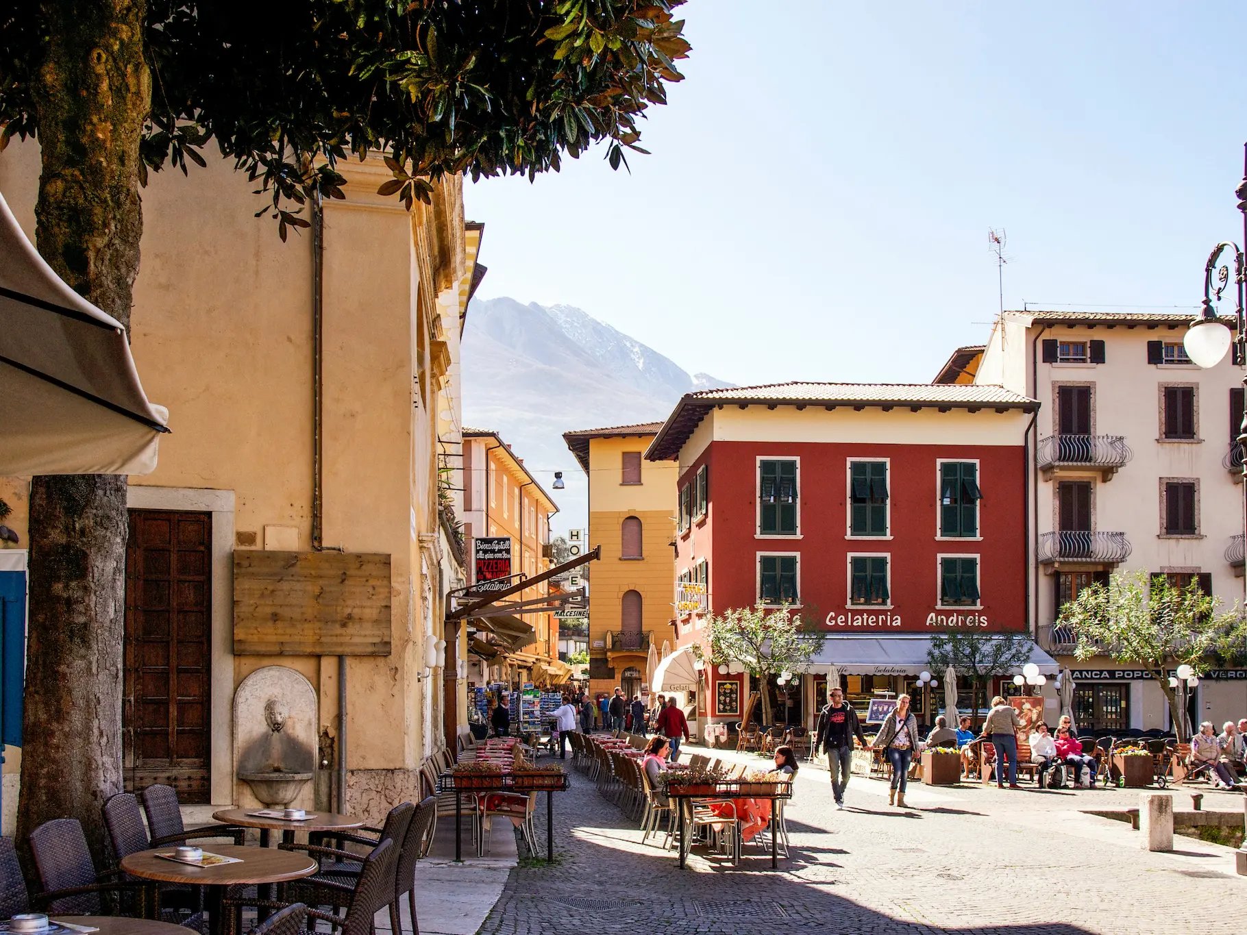 Italian_city_square_view