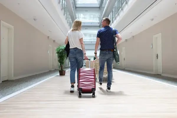 couple-checking-out-of-hotel (1)