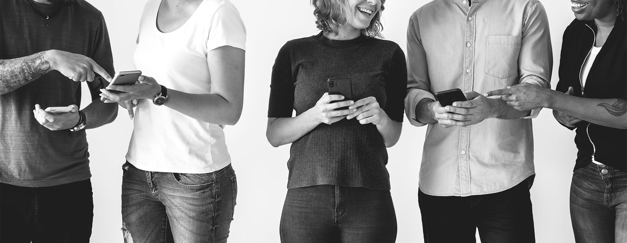 people-using-smartphones