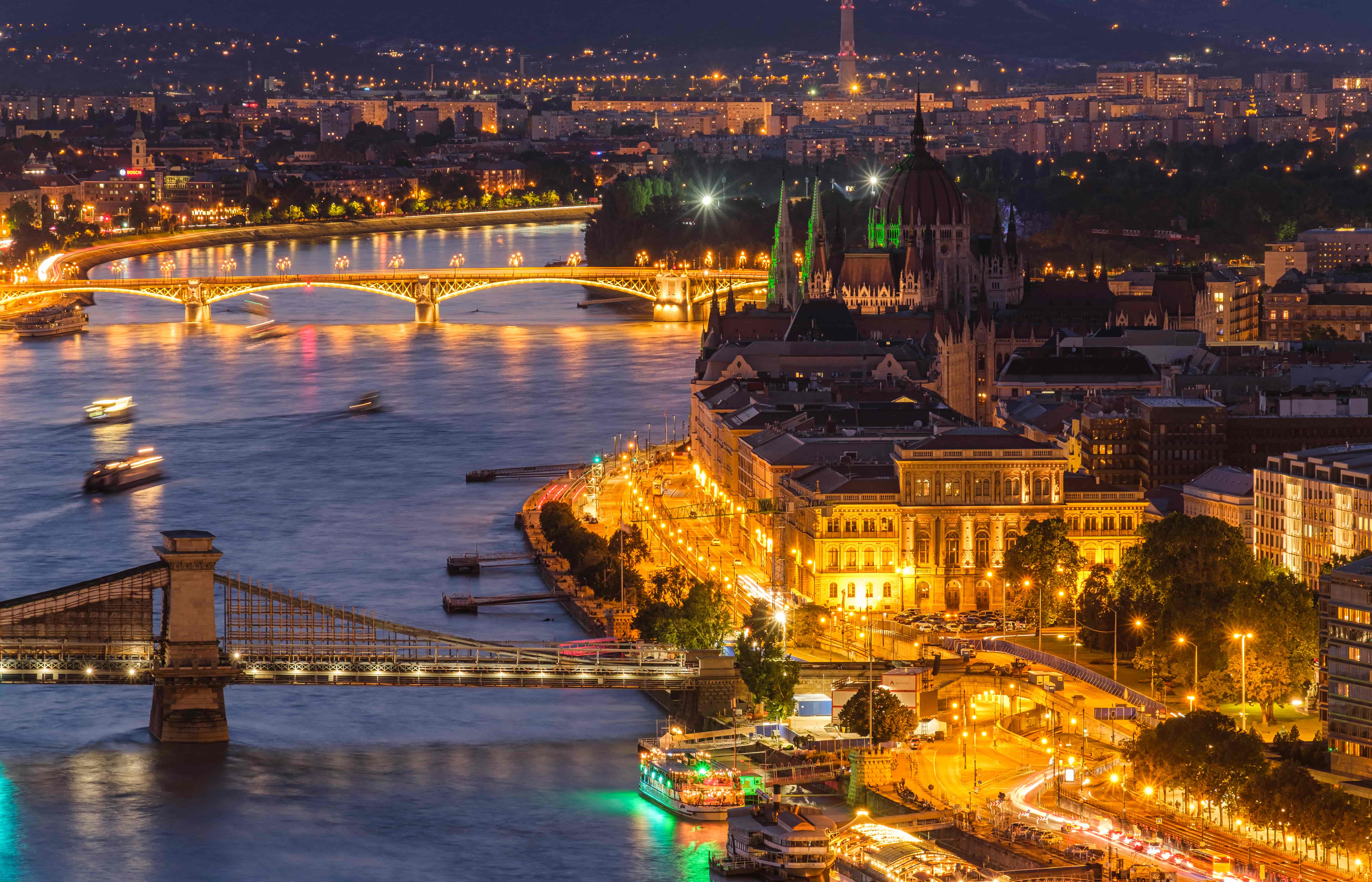 view-of-budapest-at-night-hungary-parliament-bui-2023-11-27-05-04-35-utc-min