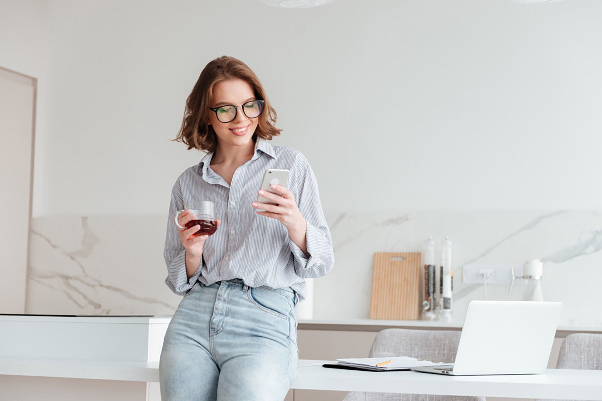 woman-using-mobile