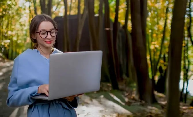 woman_with_laptop (1)