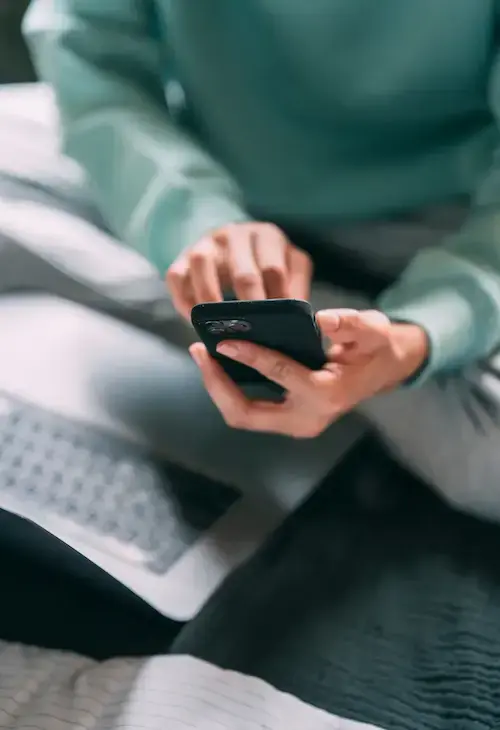 lady_uses_phone lady_uses_phone