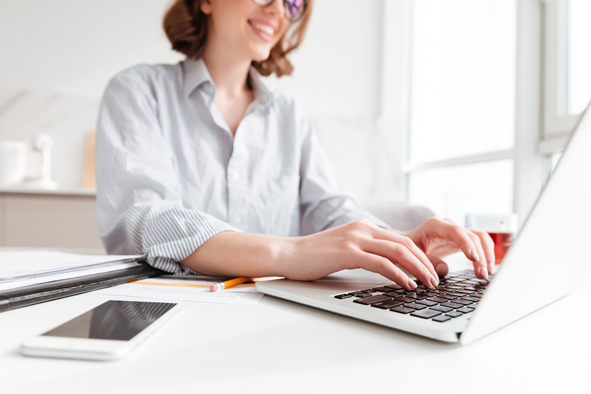 brunette-woman-typing