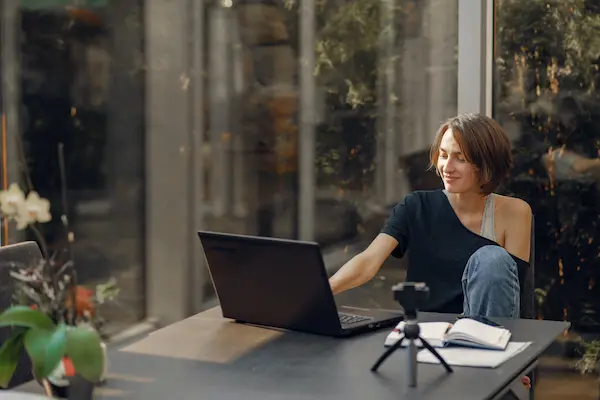 woman_on_computer_in_apartment