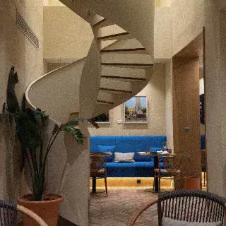 Restorano zona su mėlynu minkštasuoliu