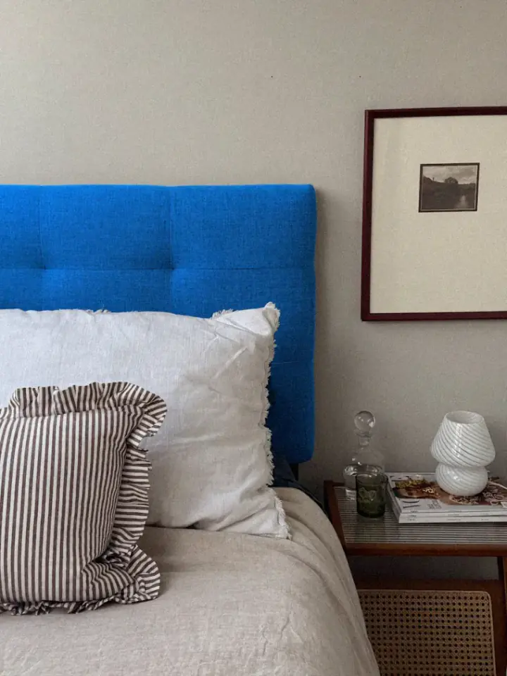 Mavi yatak başlıklı butik otel odası