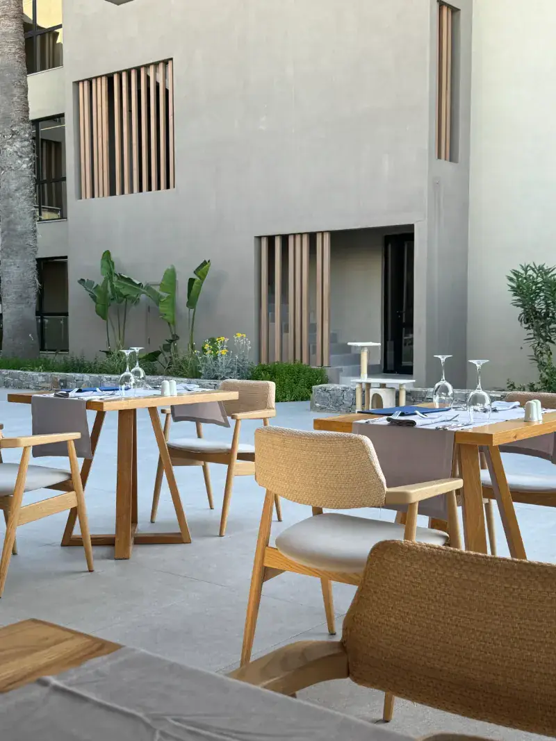 Terraza de hotel preparada para los huéspedes