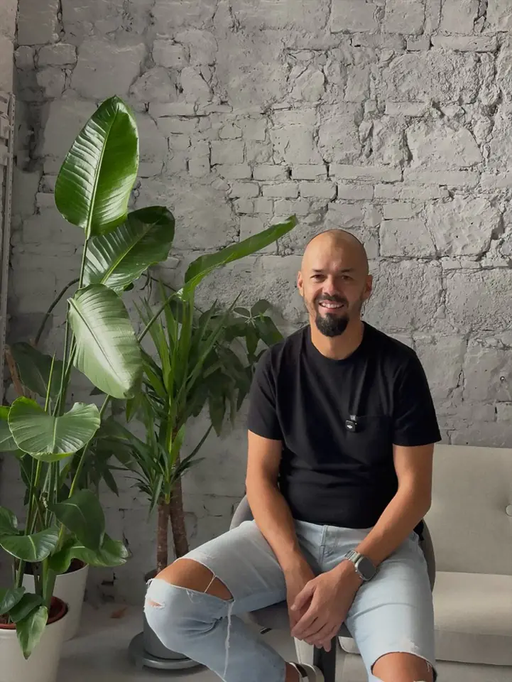 CEO video thumbnail (Szabolcs, portrait crop)
